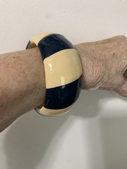 Erwin Pearl, Signed,Hand Painted Chunky Bangle Bracelet 8”in Bangle,Crème& Blue.