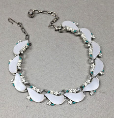 Vintage MID CENTURY SCHRAGER PEARL WHITE & RHINESTONE FLOWERS THERMOSET CHOKER