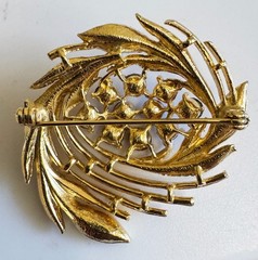 Vintage Blue Rhinestone Leaf Wreath Lisner Brooch yellow gold plated