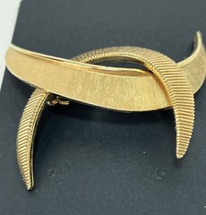 Vtg interlocking Double Crescent Moons Brooch CROWN TRIFARI Brushed Gold Tone