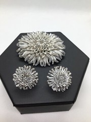 Vintage 1950’s Bubbleite Featherlight Celluloid Floral Brooch & Clip Earring Set