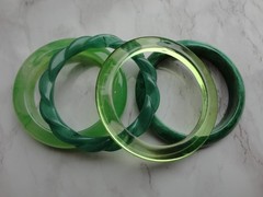 LOT OF 4 VTG ESTATE MARVELED GREEN LUCITE FLYING SUCER TWISTED BANGLE BRACELETS