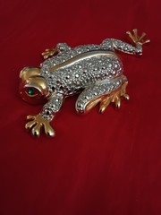 Vintage Large Gold Toned Green Eyed Frog Toad Brooch Pin 4-1/2″ Amphibia Jewelry