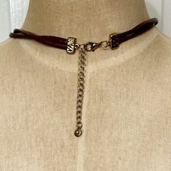 C 1946 Marbled Acrylic/Wood Ovals Faux Leather Cord Statement Gold Tone Necklace