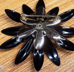 Vintage Sarah Coventry Flower Brooch Black Enamel Gold Tone Metal Big 3-1/8″
