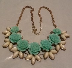 Sugarfix by Bauble Bar Green Flower White cabochon Statement Necklace 17″ USED