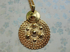 VTG SIGNED CASUAL CORNER GOLDTONE ETRUSCAN STYLE FILIGREE MEDALLION NECKLACE