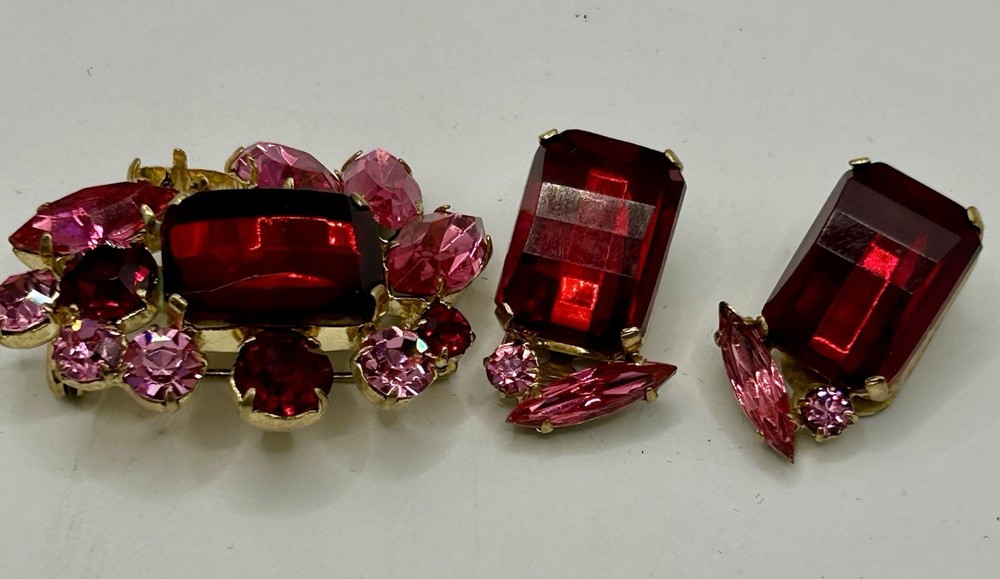 Vintage Red & Pink Rhinestone Brooch Pin & Matching Clip On Earrings Gold Tone