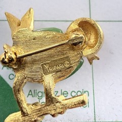 Vintage Trifari Green Faux Jade Gold Tone Little Bird On Branch Brooch Pin