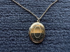 Vintage 12K Gold Filled Hand Etched Oval Locket Pendant Necklace With 20in Chain