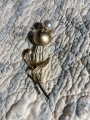 Woman’s Vintage Gold Tone Flower With Pearl Brooch Measuring 1.4/3.5 Inches