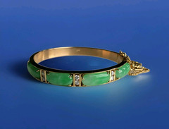 18K YELLOW GOLD JADEITE JADE & DIAMOND OVAL HINGED BANGLE BRACELET SIZE 6”