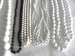 LOT OF 17 PIECES OF VINTAGE COSTUME JEWELRY NECKLACES & BRACELETS ALL WEARABLE