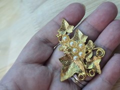 Vintage Gold Tone Grape Cluster Brooch Pin Faux Pearl Ivy Leaf Mid Century
