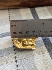 Vtg Signed AJC Gold Tone Sitting Cats At Window Pin Brooch Bow Ties 1.5”x1.25”