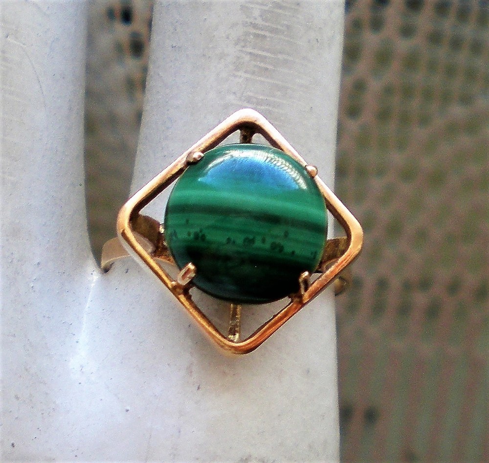 Vintage Designer Solid 14K Yellow Gold Malachite Cabochon Solitaire Ring 14kt
