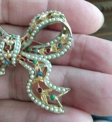 Vintage SIGNED RARE CASTLECLIFF Christmas Ribbon Bow Rhinestone & Faux Pearl Pin