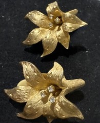 Vtg Erwin Pearl Textured Goldtone Orchid Floral Rhinestone Pistils Clip Earrings