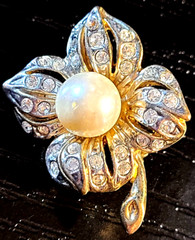VINTAGE STUNNING CLEAR CRYSTAL FAUX PEARL PRETTY FLOWER SIGNED LANDAU PIN BROOCH