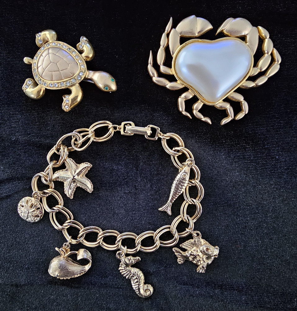 Vtg Lot Gold Tone Nautical Charm Bracelet Sea Turtle & Faux Pearl Crab Brooch