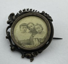 Antique 3 Sisters Photo Portrait Momento Mori Mourning Art Nouveau Brass Brooch