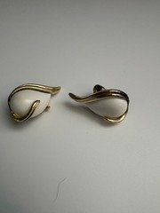 VINTAGE CORO CLIP-ON ERRINGS THERMOSET PLASTIC STONE SET SWIRLING GOLD-TONE