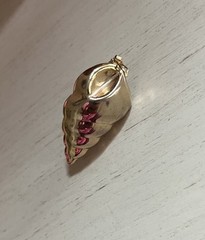 Vintage Conch Sea Shell Gold tone Hinged Scarf Clip 🐚