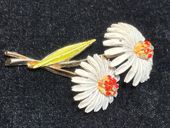 VINTAGE SIGNED ART ENAMELED DAISY FLOWER BROOCH PIN 1960s MODE-ART MID CENTURY