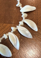 Vintage Japan 1970-80s MOP teardrop bib necklace costume pearls sliver clasp