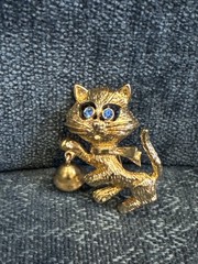 Avon 1974 Frisky Kitty Cat Pin Brooch Gold Tone Blue Rhinestone Eyes Bell 1.5”