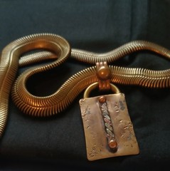 Vintage Gold Tone Brutalist Snake Chain & Rectangle Bar Pendant Necklace