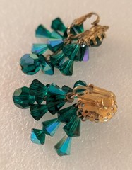 Vtg Green Iridescent Beaded Dangle Drop Gold Tone Clip On Earrings 2″