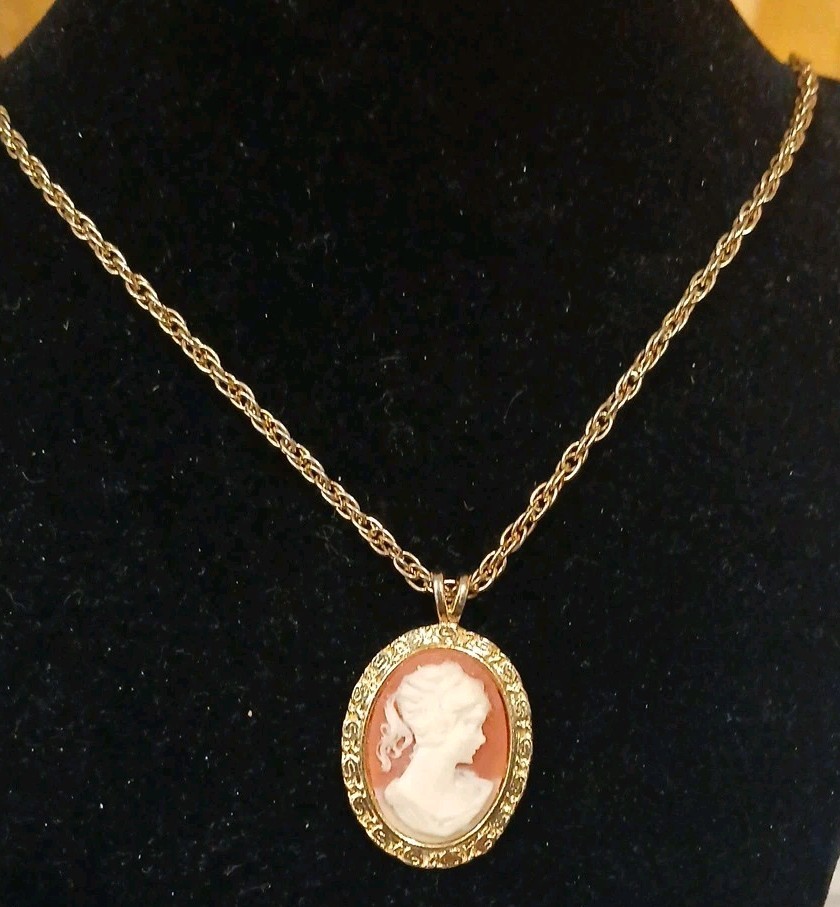 Vintage Cameo Necklace on 23″ Gold Tone Chain