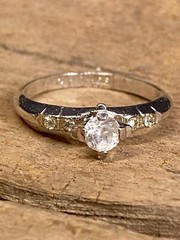 BEAUTIFUL VINTAGE 18K WHITE GOLD H.G.E CZ ENGAGEMENT RING SIZE 6 STUNNING