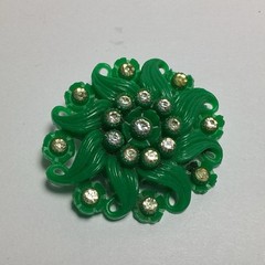 EARLY GREEN CELLULOID PLASTIC RHINESTONE BROOCH C-CLASP WISPY PINWHEEL FLOWER