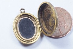GOOD QUALITY ANTIQUE ENGLISH VICTORIAN 9K GOLD BF PHOTO LOCKET c1880