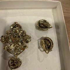Vintage Green Rhinestone Brooch Pin Clip Earrings Set Gold Tone Faux Pearl