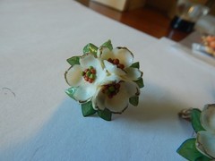 VTG 1950S 60S HAND MADE SEA SHELL CLIPON EARRINGS WHITE AND GREEN CUTE FLORIDA