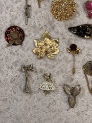 Lot of 19 Varied Size & Styled Pin Brooches Jewelry Some Vintage Some Modern