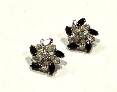 B. DAVID ART DECO VINTAGE BLACK CRYSTAL RHINESTONES FLORAL CLIP ON .75″ EARRINGS