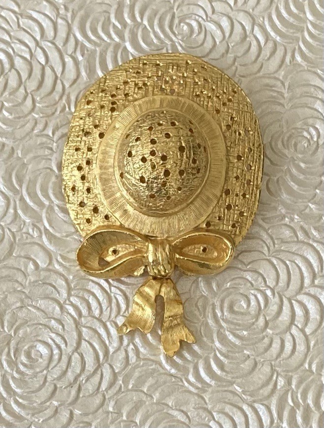 Vintage hat with dangle bow signed Casual Corner brooch pin