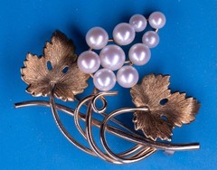 Vintage Grape Cluster Brooch Pin Gold Tone Pearl Leaves 2.25″ Botanical Jewelry