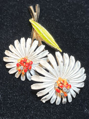 VINTAGE SIGNED ART ENAMELED DAISY FLOWER BROOCH PIN 1960s MODE-ART MID CENTURY