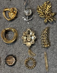 Vintage Brooch Lot Of 21 Brands Are Avon And Unbranded Sizes Range From 1 To 4in