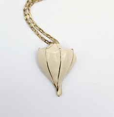 Vintage Direction One Gold Tone Cream Enamel Seashell Pendant Necklace 16″