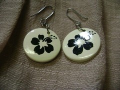VINTAGE OFF WHITE BLACK FLOWER SILVER TONE PIERCED EARRINGS!!!