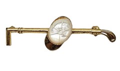 Vintage Gold Tone Golf Club & Hat Pin Brooch Iron Putter MOP Style Golfing Gift