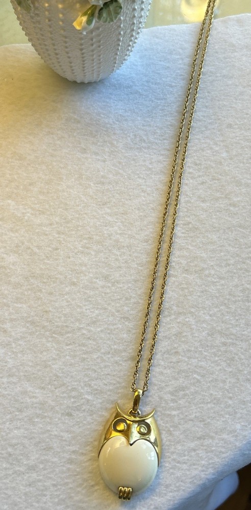 50’60’s Crown TRIFARI Owl Bird Motif Vintage Pendant Necklace Cream Color Gold