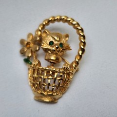 VINTAGE GOLD CROWN Kitten/Cat Rhinestone Gold Tone Brooch Flower Basket Trembler