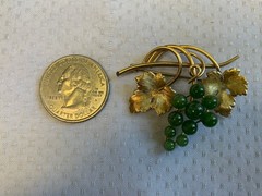 Vtg Gold Filled Krementz Grape Cluster Brooch 7.48g Jewelry Jade Look Stones Pin